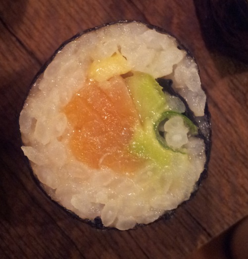 Maki Sushi mit Räucherlachs, Salatgurke und Wasabifrischkäse | Privatblog
